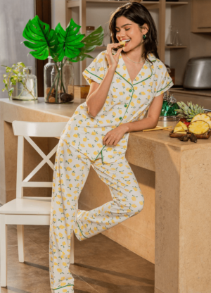 بيجامة زراير منقوشة